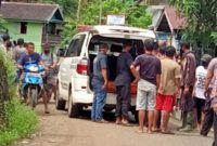 Korban saat di evakuasi warga ke rumah sakit.