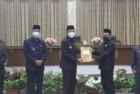 Wakil Ketua DPRD Parmana Setiawan saat menerima pidato jawaban bupati Nadalsyah terkait pemandangan umum fraksi-fraksi di DPRD barito Utara.