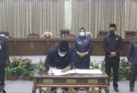 DPRD dan eksekutif saat mendatangani nota kesepakatan rancangan perubahan KKUA dan PPAS