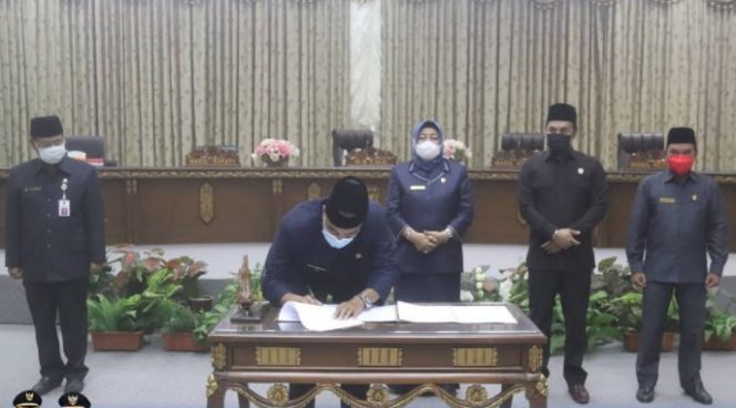 DPRD dan eksekutif saat mendatangani nota kesepakatan rancangan perubahan KKUA dan PPAS