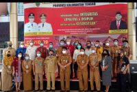 Kadis PUPR Kalteng (tengah) foto bersama bersama ASN lain, usai kegiatan.