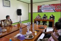 Anggota DPRD Kalteng , Sirajul Rahman (tengah) didampingi anggota DPRD Barito Utara, Jamilah pada pertemuan di Kafe Pondok Stadion, kemarin.
