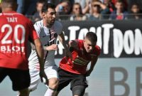 Lionel Messi (tengah) Sedang Berebut Bola dengan Pemain Rennes, Minggu (3/10/2021) malam WIB. Foto: LOIC VENANCE / AFP