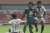 Pemain Persebaya (hijau) Berebut Bola dengan Pemain PSIS (putih). Foto: ANTARA/Fakhri Hermansyah