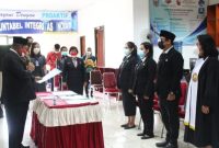 Kadis KominfoSP Mura Bimo Santoso saat melantik tiga pegawainya