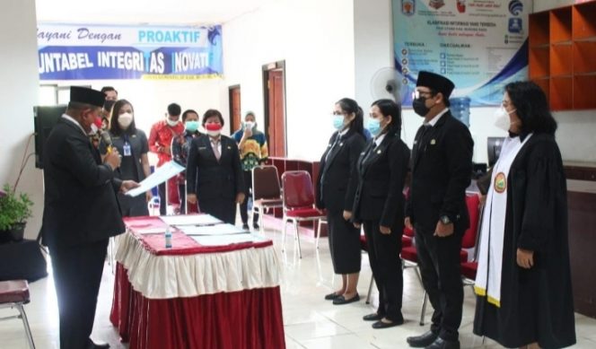 Kadis KominfoSP Mura Bimo Santoso saat melantik tiga pegawainya