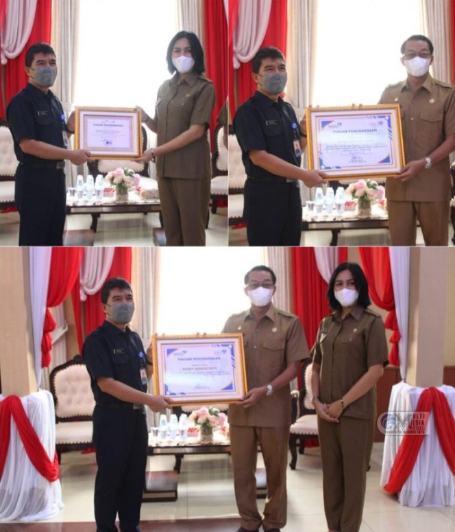 Bupati Mura Perdie M Yoseph bersama istri Lynda Kristiane Perdie menerima penghargaan