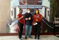 Ketua DPRD Mura Doni bersama dua atlet dayung Mura Selvia Sari dan Karmila