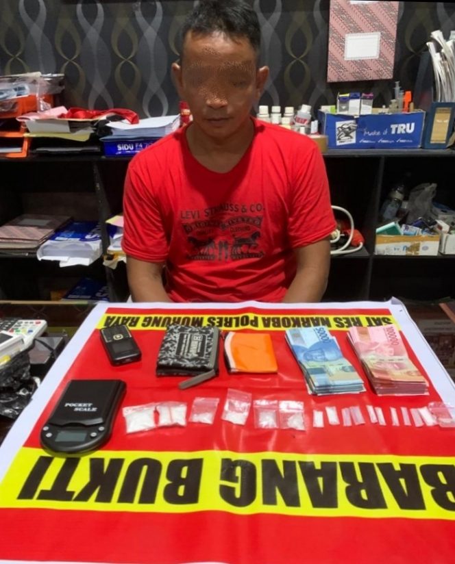Pelaku dan BB yang berhasil diamankan Satresnarkoba Polres Mura