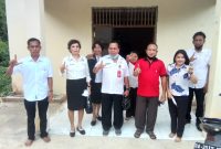 Kepala Desa Pulau Padang Karlianto dan Kepala Dinas Perpustakaan dan Kearsipan Daerah Ferindiano Leloni.