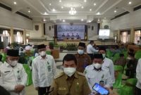 Bupati Ampera  AY Mebas Beli Keterangan Kepada Wartawan