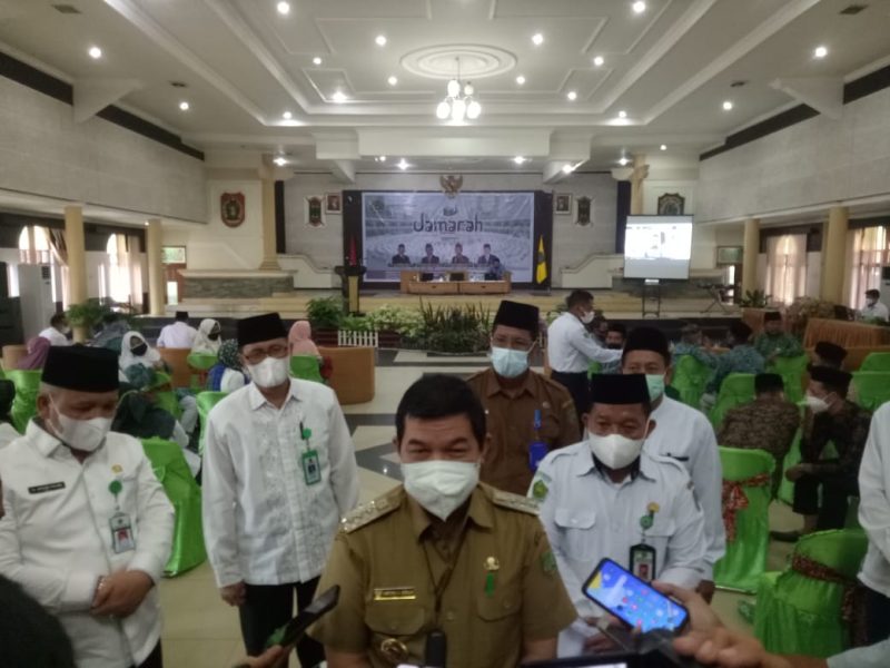 Bupati Ampera  AY Mebas Beli Keterangan Kepada Wartawan