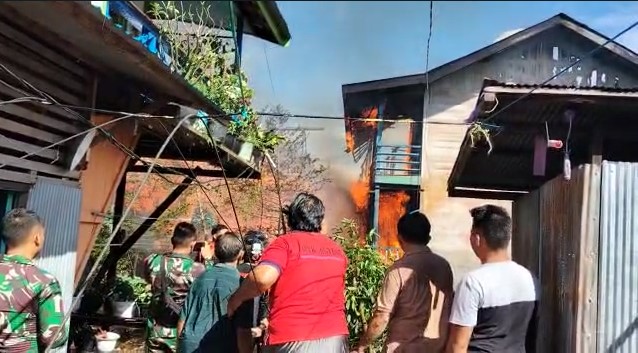 Kobaran api ketika menghanguskan bangunan barak 5 pintu di jalan Merak Kelurahan Melayu