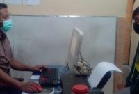 Terduga Pelaku DAV (kanan) Sedang Diperiksa Penyidik  Kepolisian. Foto: Polsek Sempu