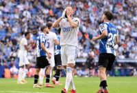 Pemain Real Madrid Menutupi Wajahnya Usai Dikalahkan Espanyol. Foto Getty Images
