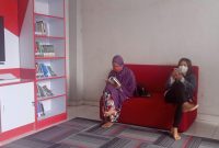 Seorang ibu rumah tangga menyempatkan diri mampir ke Pojok Baca Digital (POCADI) yang dikelola oleh Dinas Perpustakaan dan Kearsipan Daerah Kabupaten Barito Timur