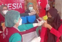 Tim Medis Puskesmas Tamiang Layang memberikan pelayanan vaksinasi Covid-19 di Pasar Tomenggoeng Djaya Karti Tamiang Layang.