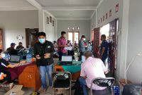 Foto : Tim Kejaksaan Negri Muara Teweh saat melakukan pemeriksaan terhadap 40 warga Desa Pandran Permai di kantor desa. Foto IST