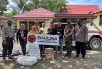 Jajaran Pengurus PDI Perjuangan Barito Utara, melalui sayang organisasi Baguna ketika menyalurkan bantuan bahan pokok kepada korban banjir di Kecamatan Teweh Timur dan Gunung Purei.