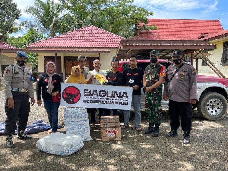 Jajaran Pengurus PDI Perjuangan Barito Utara, melalui sayang organisasi Baguna ketika menyalurkan bantuan bahan pokok kepada korban banjir di Kecamatan Teweh Timur dan Gunung Purei.