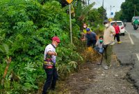 Para Pegawai di Dinas PUPR Kabupaten Barito Timur saat membersihkan draenase