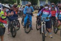 Bupati Ampera AY Mebas Saat Memberikan Sambutan pada acara pembukaan Gowes Bareng Bupati Bartim di halaman Kantor Dinas Kesehatan Kabupaten Barito Timur