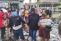 Gubernur Sugianto Sabran Bersama Istrinya Salurkan Bantuan Bahan Pangan kepada Warga Korban Banjir. Foto: Detik.com