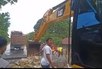 Dinas PUPR kalteng bersama Satker BPJN bergerak cepat menangani kerusakan jalan Kasongan -Kerengapangi. tampak gambar alat berat sedang bekerja.