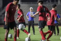 Pelatih Timnas Sin Tae-yong saat memimpin latihan Timnas.