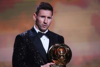 Lionel Messi raih Ballon d'Or 2021. Penyerang Paris Saint-Germain Lionel Messi berpose setelah dianugerahi penghargaan Ballon d'Or pada upacara penghargaan Ballon d'Or France Football 2021 di Theater du Chatelet di Paris pada 29 November 2021.(AFP/FRANCK FIFE)