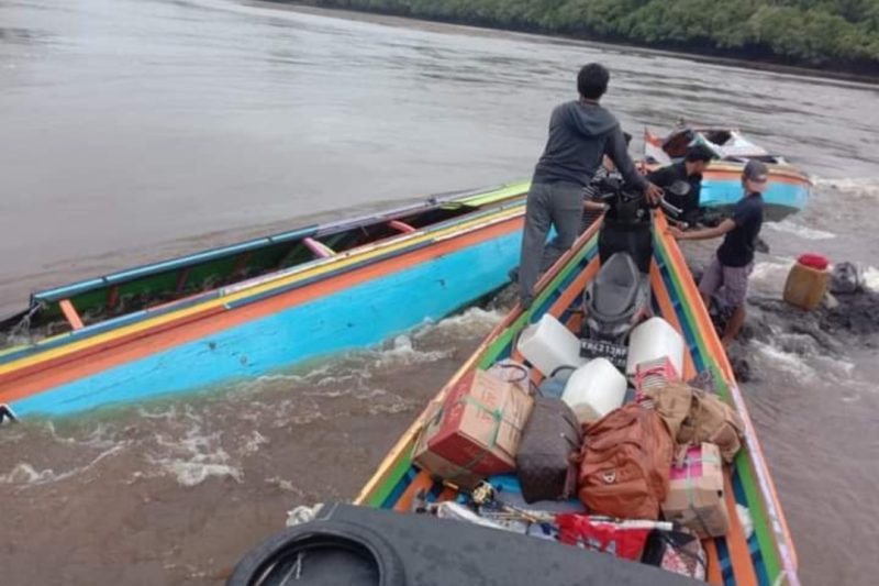 Keterangan : Taxi motor di Desa Kalapeh Kabupaten Murung Raya saat terbalik. Tampak Taxi motor lain membantu evakuasi barang dan orang. Foto. Suroso/1tulah.com