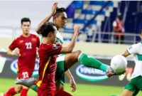 Rizky Ridho saat menghalalu lseragnan pemain Vietnam. Foto Ist