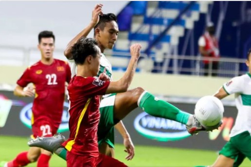 Rizky Ridho saat menghalalu lseragnan pemain Vietnam. Foto Ist
