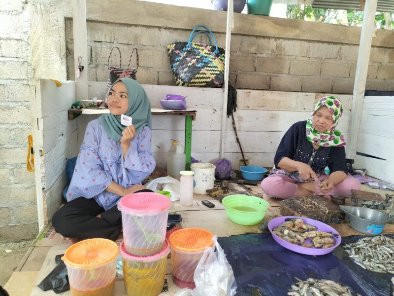 Pedagang di Pasar Pendopo Muara Teweh saat memperlihatkan kartu  vaksin.fotografer. Deni Hariadi