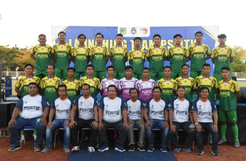 Keseblasan PSMTW foto bersama managemen dan pelatih, usai Lounching pemain baru-baru lalu. foto. Deni Hariadi (1tulah.com)