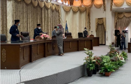 Juru bicara Fraki PDI P Henny Rosgiaty saat menyerahkan pndangan umum fraksi mereka 