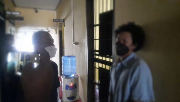 Foto : Pelaku saat diamankan di Mapolsek Arsel, Minggu (16/01).Foto.Adi/1tulah.com.