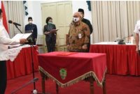 Foto :  Fitriadi, saat dilantik dan diambil sumpah menjadi Komisaris Utama PT Bank Kalteng. Tampak Wakil Gubernur Wagub H Edy mewakili Gubernur Sugianto Sabran melakukan pelantikan. Foto.Adi/1tulah.com

