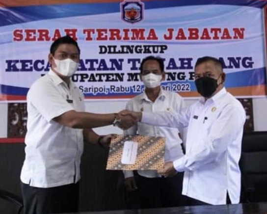 Asisten I Setda Mura Serampang memimpin serah terima jabatan Camat Tanah Siang. Foto : Suroso/1tulah.com