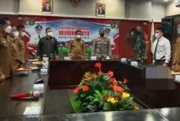 Wakil Bupati Mura Rejikinoor bersama jajarannya saat mengikuti penandatanganan kontrak barang dan jasa secara virtual bersama Wagub Kalteng H Edy Pratowo, Senin (17/01) di aula gedung A. Foto : Suroso/1tulah.com