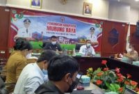 Sekda Mura Hermon (kiri depan) memimpin rapat bersama pihak PLN terkait kelistrikan di Murung Raya.  Foto : Suroso/1tulah.com