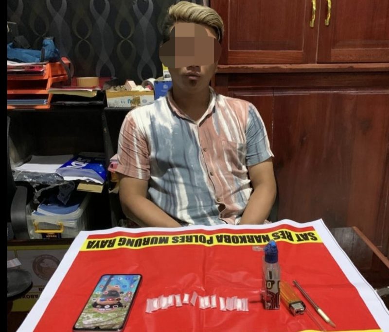 Pelaku MI dan barang bukti yang diamankan Satresnarkoba Polres Mura. Foto : Suroso/1tulah.com