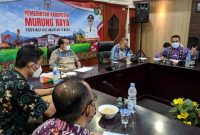 Bupati Mura Perdie M Yoseph saat memimpin rapat terkait pengembangan dan pemberdayaan masyarakat. Foto : Suroso/1tulah.com.