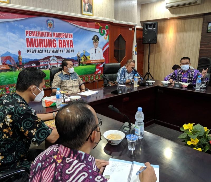 Bupati Mura Perdie M Yoseph saat memimpin rapat terkait pengembangan dan pemberdayaan masyarakat. Foto : Suroso/1tulah.com.