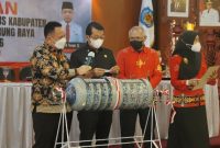 Bupati Mura Perdie M Yoseph didampingi ketua DPRD Mura Doni saat melakukan pencabutan undian hadiah. Foto : Suroso/1tulah.com