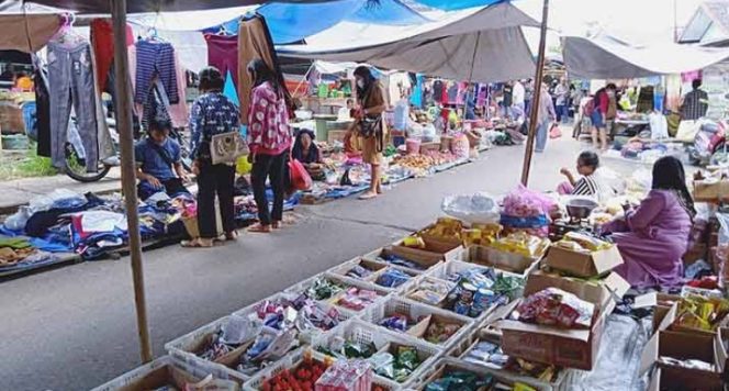 Foto : Suasana traksaksi jula beli di Pasar Mingguan Tamiang Layang. Foto. Zakirin/dok.1tulah.com