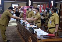 Keterangan : Gubernur Kalteng saat menyerahkan DIPA tahun 2022 kepada Kadis PUPR. Foto. Adi/1tulah.com 