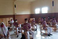 PTM TERBATAS: Pelajar di salah satu SMA di Kota Palangkaraya tetap mempergunakan masker sebagai bentuk kepatuhan Prokes saat ujicoba Pembelajaran Tatap Muka (PTM) terbatas. Foto. Adi/1tulah.com.