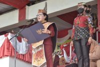 Ketua DPRD Kotim Rinie Anderson, saat membacakan sejarah singkat Kabupaten Kotim pacara peringatan Hari Ulang Tahun Kotim ke 69, Jum'at 7 Januari 2022 di Stadion 29 November Sampit. Fotograper : Ifit/1tulah.com