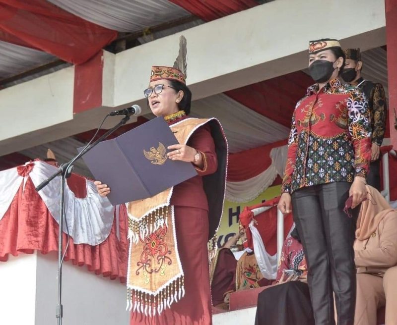 Ketua DPRD Kotim Rinie Anderson, saat membacakan sejarah singkat Kabupaten Kotim pacara peringatan Hari Ulang Tahun Kotim ke 69, Jum'at 7 Januari 2022 di Stadion 29 November Sampit. Fotograper : Ifit/1tulah.com